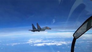 Një avion luftarak kinez duke patrulluar në Detin e Kinës Jugore