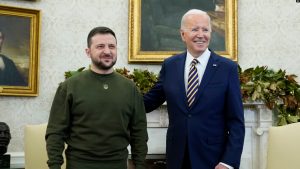 Presidenti ukrainas, Volodymyr Zelensky (majtas) dhe presidenti amerikan, Joe Biden.