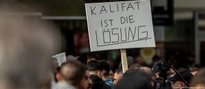 Demonstrata e islamistëve në Hamburg, ku në pankartë shkruhet "Kalifati është zgjidhja"