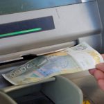Një person duke tërhequr dinarë serbë nga një bankomat në Mitrovicë të Veriut më 1 shkurt 2024, ditën kur nisi zbatimi i rregullores së BQK-së.