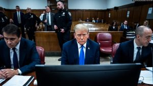 Ish-presidenti Donald Trump në fillim të seancës për përzgjedhjen e jurisë (Nju Jork, 18 prill 2024)