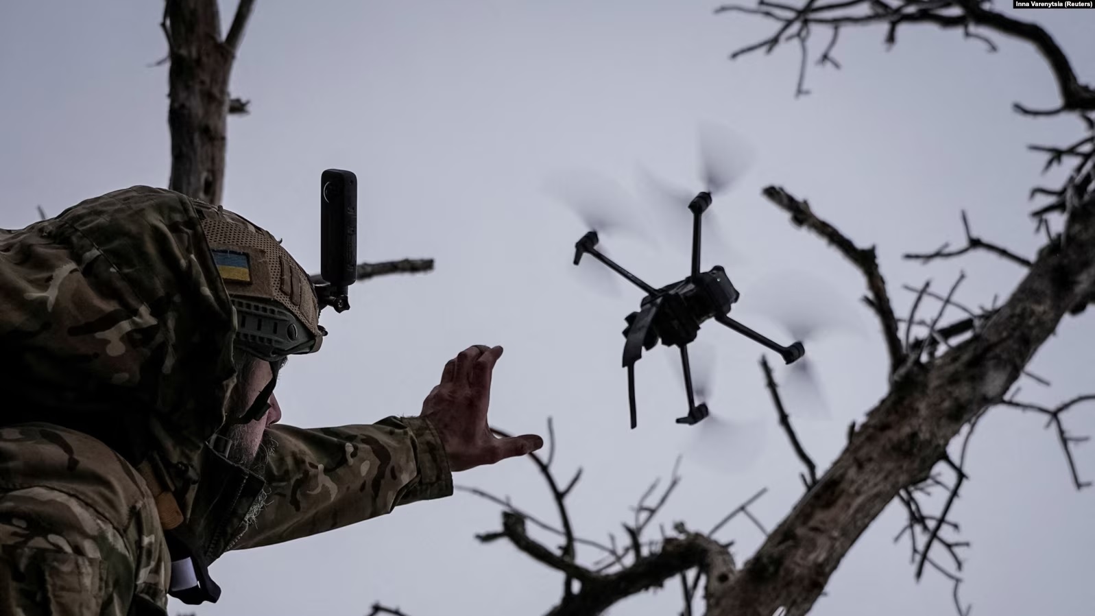 Një ushtar ukrainas duke lëshuar një dron kamikaz të llojit FPV, afër qytetit të Bahmutit në rajonin e Donjeckut. 12 dhjetor 2023.