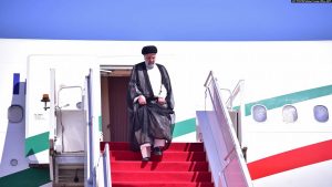 Presidenti i Iranit, Ebrahim Raisi, duke zbritur nga avioni teksa mbërrin në Islamabad për një vizitë treditore në Pakistan, të hënën më 22 prill.