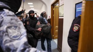 Një nga sulmuesit e dyshuar duke u dërguar në një gjykatore në Moskë më 29 mars 2024.