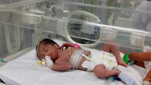 Një foshnje, e cila ishte nxjerrë e gjallë ditë më parë nga barku i nënës së vrarë nga një sulm ajror izraelit në jug të Gazës, shtrihet në inkubator në spitalin Al-Emirati në Rafah, Gazë, 21 prill.