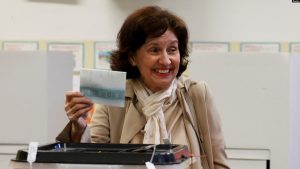 Kandidatja e VMRO-së për zgjedhjet presidenciale, Gordana Siljanovska-Davkova, duke votuar në një qendër votimi në Shkup të Maqedonisë së Veriut më 24 prill 2024.
