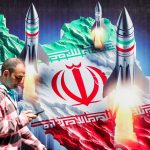 Një burrë duke ecur pranë një baneri që portretizon lëshimin e raketave nga një hartë e Iranit me ngjyrat e flamurit iranian në qendër të Teheranit.