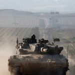 Një tank i ushtrisë izraelte në kufi me Gazën