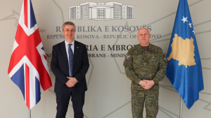 Komandanti i FSK-së dhe ambasadori britanik në Kosovë