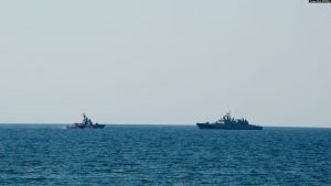 Dy anije të flotës ruse në Gjirin e Sevastopol.