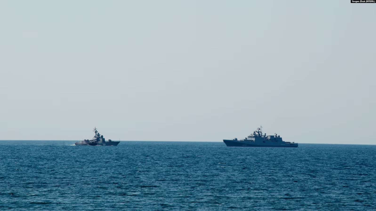 Dy anije të flotës ruse në Gjirin e Sevastopol.