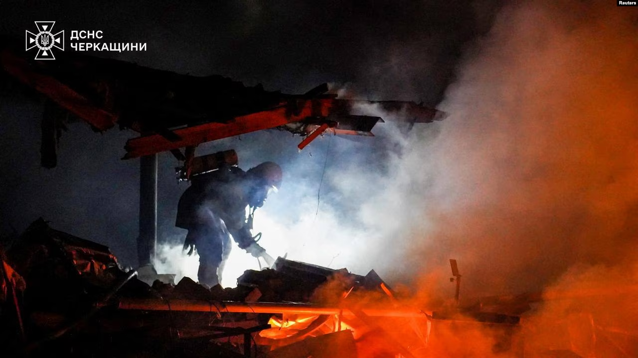 Një zjarrfikës duke punuar në vendin e ngjarjes së një sulmi ajror rus në rajonin Çerkasi, Ukrainë, 29 mars 2024.