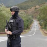 Një zyrtar policor duke patrulluar në Zveçan.