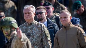 Presidenti i Lituanisë, Gitanas Nauseda dhe ai i Polonisë, Andrzej Duda, duke vëzhguar stërvitjet ushtarake. 26 prill 2024.