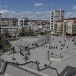 Qytetarë duke ecur në qendër të Prishtinës, më 2 prill 2024.