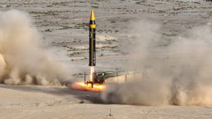 Një raketë balistike e gjeneratës së katërt, e quajtur Keibar, me rreze veprimi prej 2.000 kilometrash shihet pak para lansimit për testim, diku në Iran. Fotografi e majit të vitit 2023.