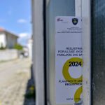 Një fletushkë informuese për procesin e regjistrimit të popullsisë e vendosur në derën e një shtëpie në Prishtinë më 5 prill 2024.