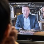 Një burrë e shikon një dokumentar hulumtues nga lideri i ndjerë opozitar rus, Aleksei Navalny, në Moskë, janar 2021.