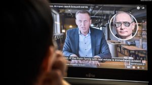 Një burrë e shikon një dokumentar hulumtues nga lideri i ndjerë opozitar rus, Aleksei Navalny, në Moskë, janar 2021.