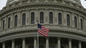 Flamuri amerikan i vendosur pranë ndërtesës së Kongresit në Uashington.