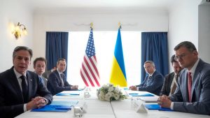 Sekretari amerikan i Shtetit Antony Blinken gjatë takimit dypalësh me Ministrin e Jashtëm të Ukrainës Dmytro Kuleba në Kapri të Italisë, ku po mbahet takimi i shteteve të grupit G7, më 18 prill, 2024/AFP