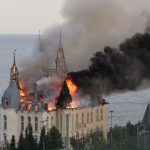 Një ndërtesë e Akademisë së Drejtësisë në Odessa është djegur pas një sulmi me raketa ruse në Odesa. Ukrainë, 29 prill 2024.