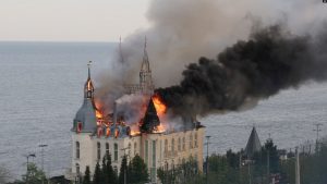 Një ndërtesë e Akademisë së Drejtësisë në Odessa është djegur pas një sulmi me raketa ruse në Odesa. Ukrainë, 29 prill 2024.