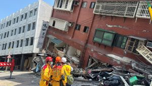 Zjarrfikësit punojnë pranë një ndërtese të kolapsuar nga tërmeti në Hualien të Tajvanit. 3 prill 2024.