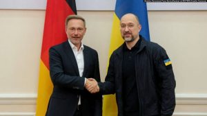 Ministri gjerman i Financave, Christian Lindner (majtas), takohet me kryeministrin ukrainas, Denys Shmyhal në Kiev, Ukrainë, gusht 2023.