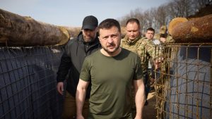 Presidenti i Ukrainës, Volodymyr Zelensky, gjatë një vizite te një zonë e ndërtimit të vijës së mbrojtjes në rajonin e Harkivit, 9 prill 2024.