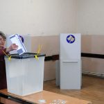 Një grua duke votuar në një qendër votimi në Mitrovicë të Veriut - Fotografi ilustruese