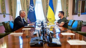 Fotografi e realizuar gjatë një takimi mes shefit të NATO-s, Jens Stoltenberg, dhe presidentit ukrainas, Volodymyr Zelensky. Kiev, 28 shtator 2023.