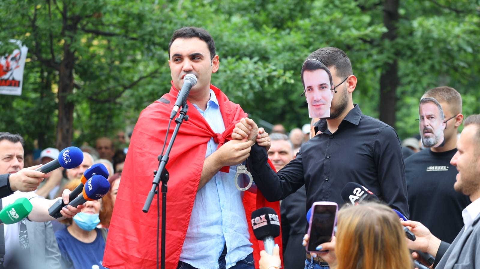 FOTOLAJM  Belind Këlliçi i vendos  prangat  Erion Veliajt  Momenti pikant gjatë protestës 