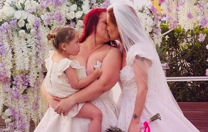 Dy gra martohen me ceremoni në Bashkinë e Tiranës  Plas debati  Kisha Katolike  dënon  priftin që bekoi martesën