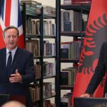 Kryeministri shqiptar, Edi Rama, dhe kryeministri britanik, David Cameron, gjatë presingut në Tiranë më 22 maj 2024.