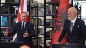 Kryeministri shqiptar, Edi Rama, dhe kryeministri britanik, David Cameron, gjatë presingut në Tiranë më 22 maj 2024.