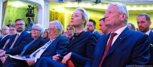Ceremonia e dhënies së Çmimit të Paqes së Dresdenit pas vdekjes për Aleksej Navalnin - e veja Julia Navalnaja dhe ish-presidenti gjerman, Joachim Gauck
