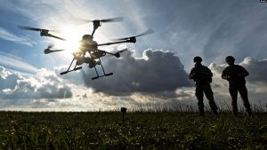 Ushtarët ukrainas duke operuar një dron në rajonin e Zaporizhjës në shkurt të vitit 2024.