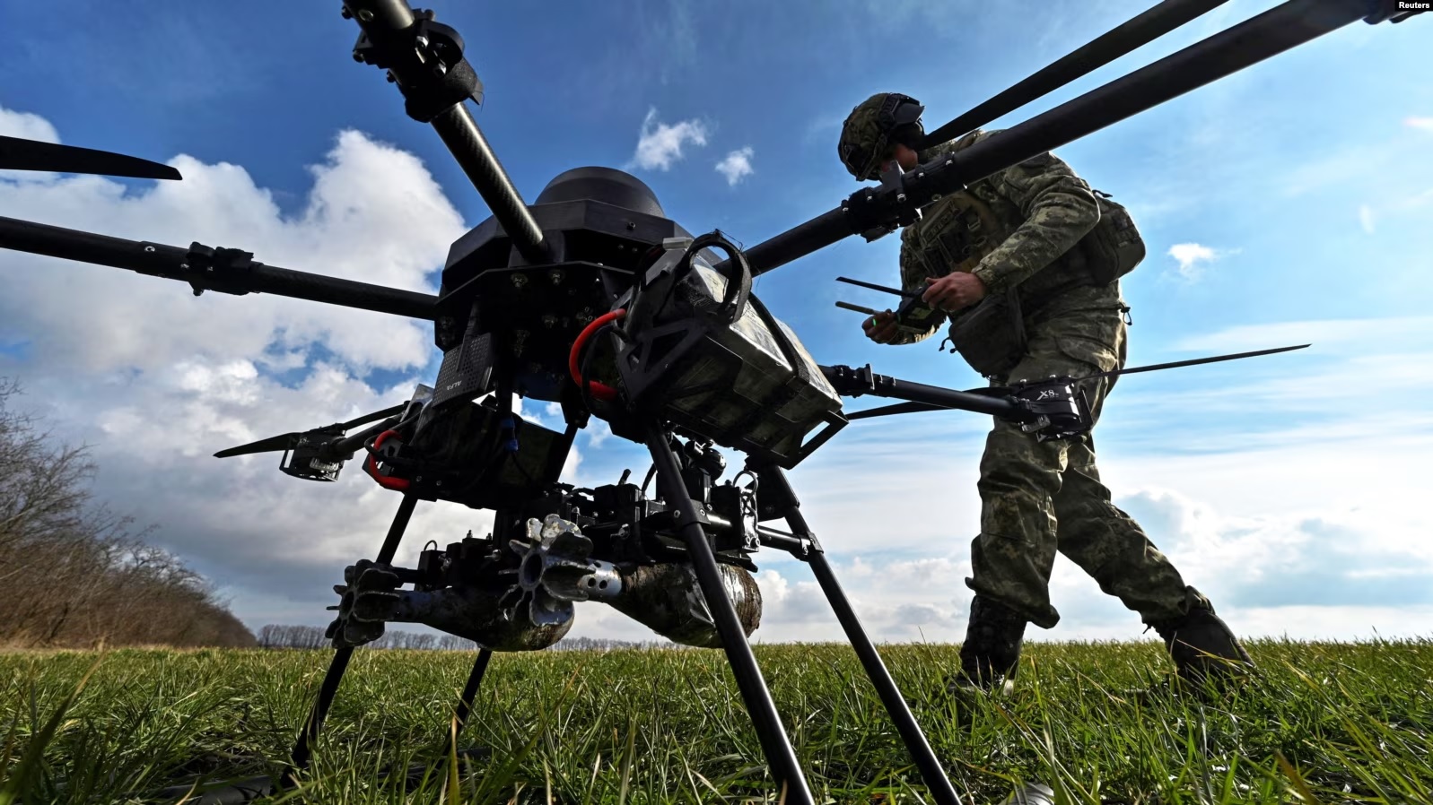 Një ushtar ukrainas duke operuar një dron.