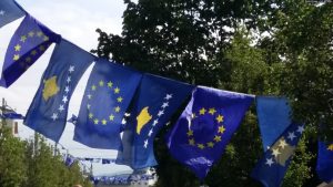 Flamuj të Kosovës dhe Bashkimit Evropian në një shesh në Prishtinë, Kosovë.