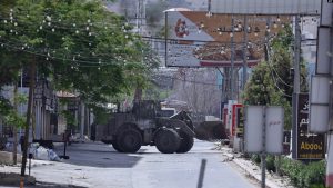 Një buldozer i ushtrisë izraelite duke kaluar nëpër një rrugë të braktisur gjatë një sulmi në qytetin Xhenin, në Bregun e uzurpuar Perëndimor, 21 maj 2024.