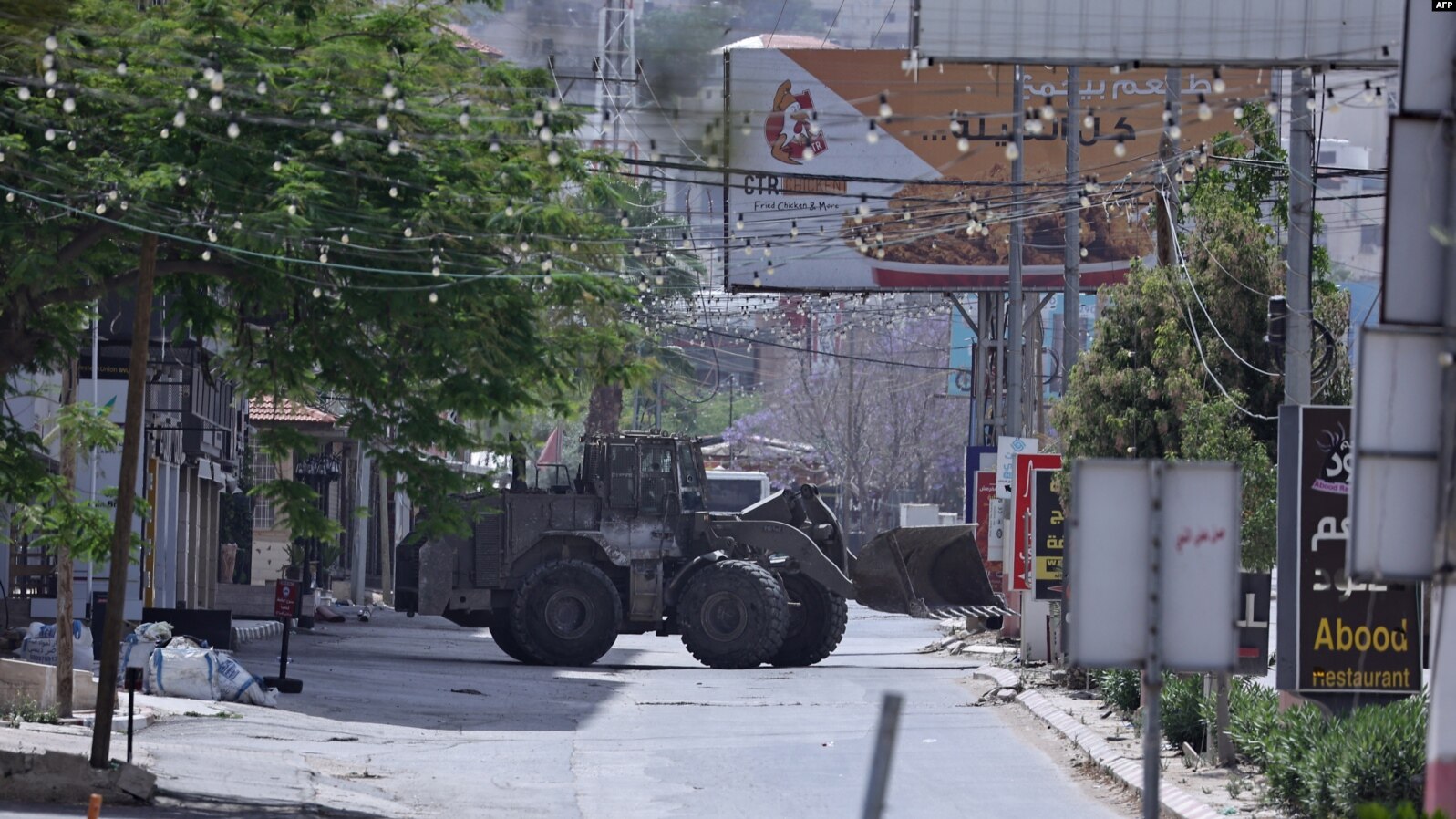 Një buldozer i ushtrisë izraelite duke kaluar nëpër një rrugë të braktisur gjatë një sulmi në qytetin Xhenin, në Bregun e uzurpuar Perëndimor, 21 maj 2024.