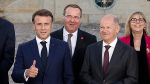 Presidenti i Francës Emmanuel Macron (i pari majtas), dhe kancelari gjerman Olaf Scholz (i pari djathtas) pas një takimi mes dy qeverive në afërsi të Berlinit, Gjermani, më 28 maj 2024.