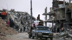 Palestinezëti e larguar nga qyteti Rafah duke mbërritur në Khan Younis (15 maj 2024)