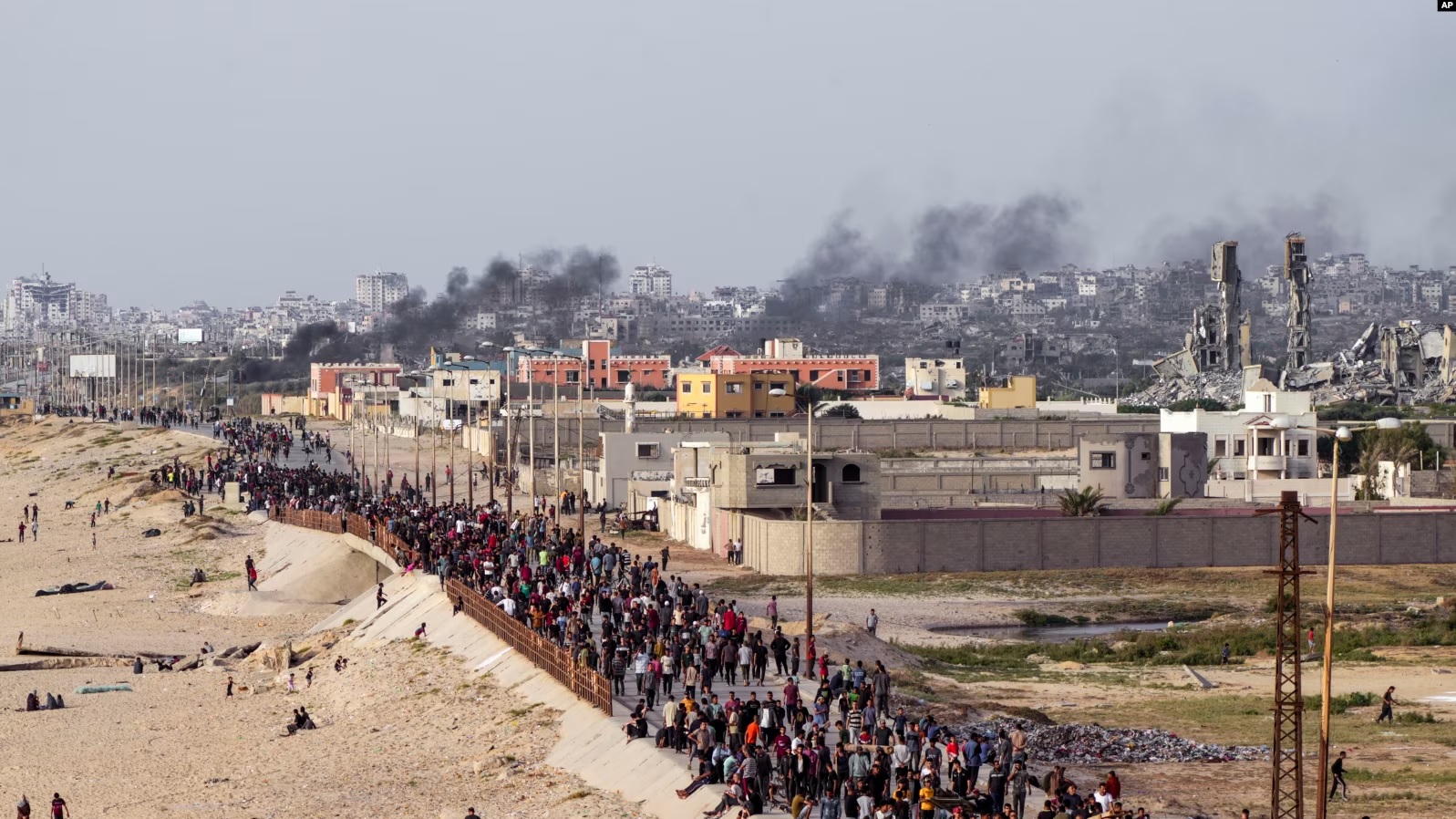 Palestinezët duke pritur kamionët e ndihmave në Rripin e Gazës (19 maj 2024)