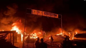 Zjarri i përhapur në Rafah të Gazës – zonë ku janë zhvendosur mijëra palestinezë - si pasojë e sulmeve ajrore izraelite.