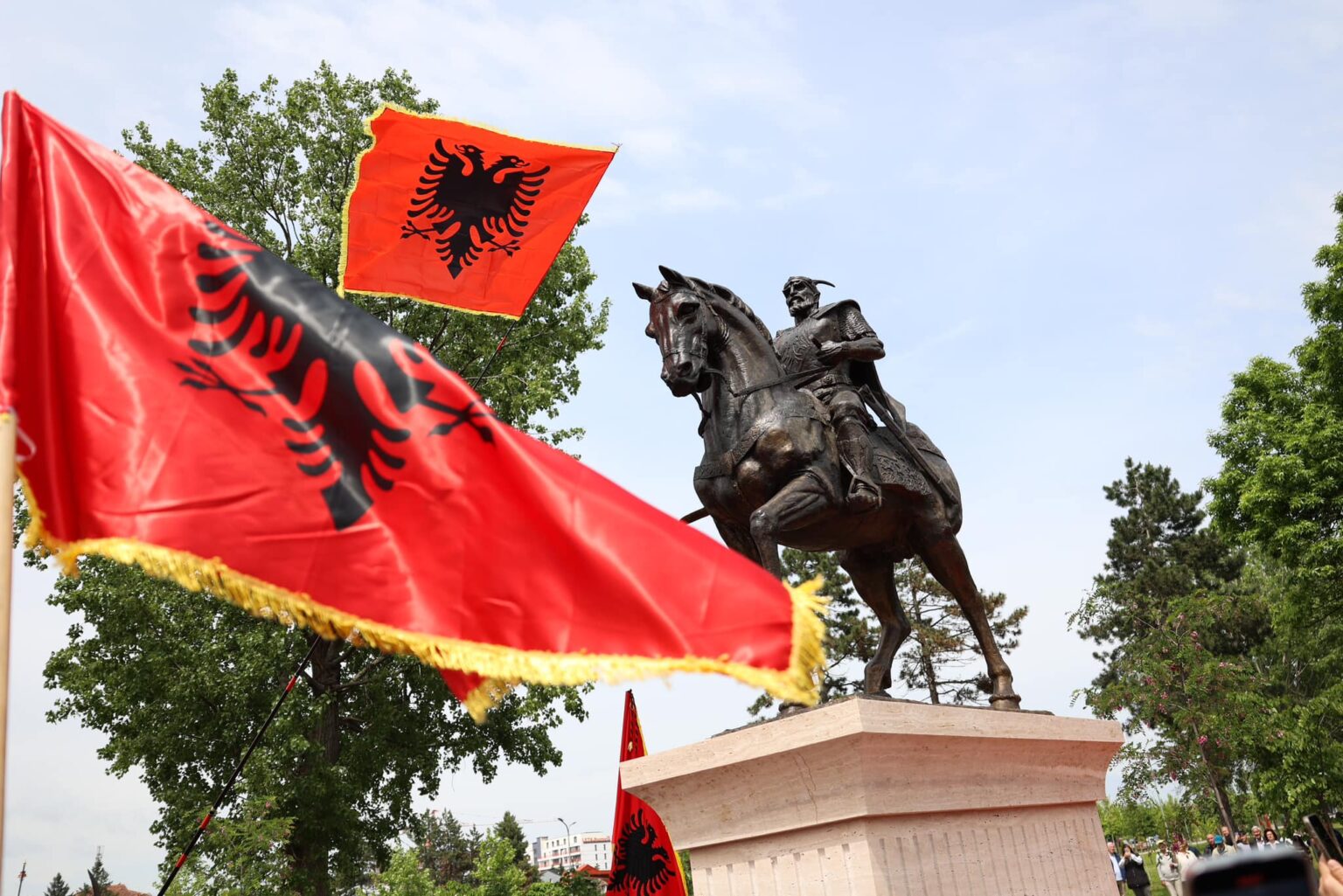 FOTO  Përurohet në Gjakovë busti i heroit kombëtar  Gjergj Kastrioti Skënderbeu