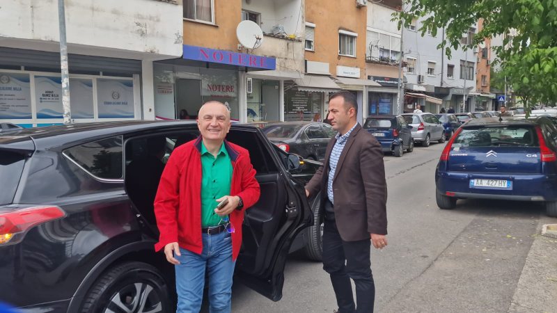 Ilir Meta paraqitet në Prokurorinë e Tiranës