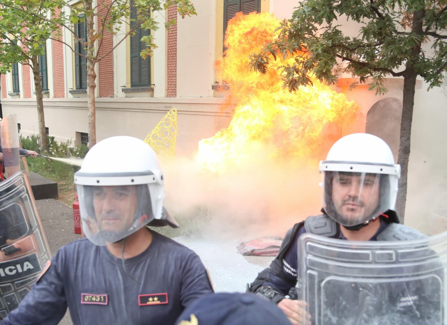 VIDEO  Mbyllet protesta e 7 të para bashkisë së Tiranës  opozita njofton tubimin e radhës