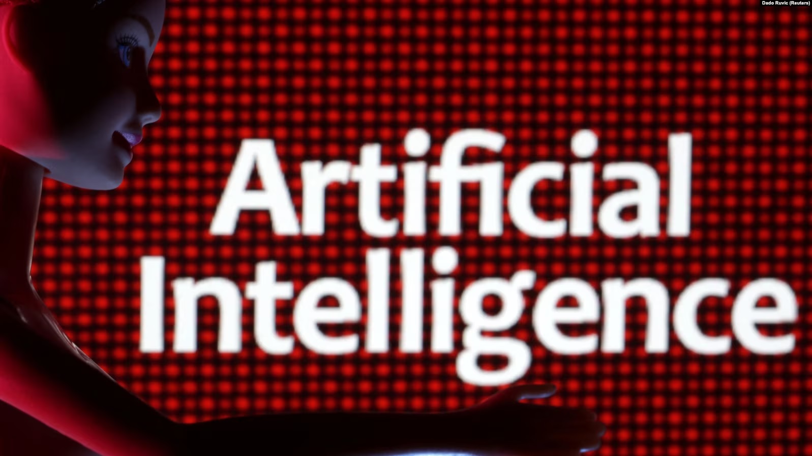 Një robot pranë fjalëve: Inteligjencë Artificiale.